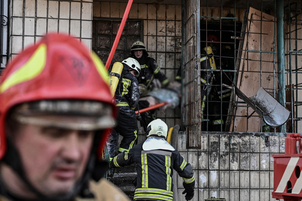 Pecahan kaca dan puing-puing berserakan di sekitar lokasi ledakan, sementara warga membuang puing-puing hangus dari jendela mereka. Jendela hancur oleh dampak dari blok sekitarnya.