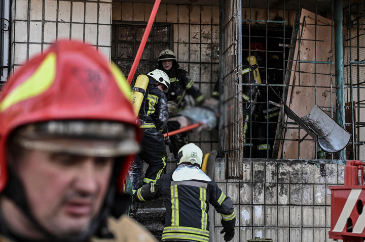 Pecahan kaca dan puing-puing berserakan di sekitar lokasi ledakan, sementara warga membuang puing-puing hangus dari jendela mereka. Jendela hancur oleh dampak dari blok sekitarnya.