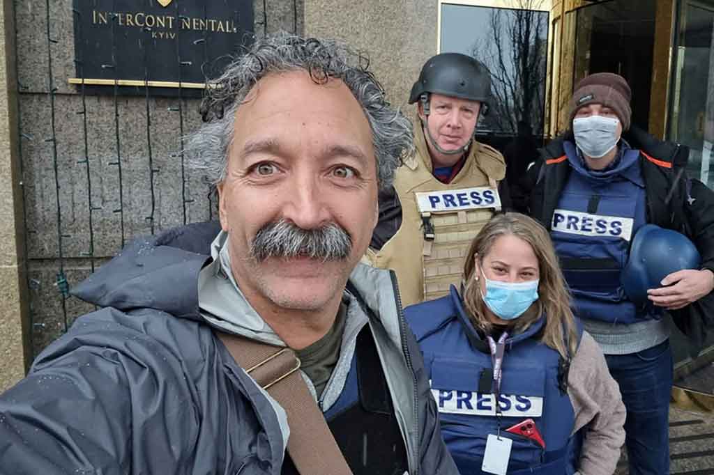 Foto tak bertanggal milik Fox News menunjukkan juru kamera Pierre Zakrzewski (kiri) berpose dengan rekan-rekannya di Kyiv Intercontinental Hotel. Zakrzewski an seorang warga Ukraina yang bekerja sebagai produser untuk jaringan televisi AS meninggal di medan pertempuran dekat Kiev.