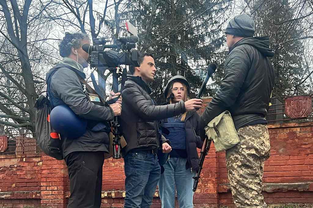 Kameramen Pierre Zakrzewski dan produser Oleksandra Kuvshynova meninggal, sementara koresponden Benjamin Hall terluka ketika kendaraan mereka dihantam tembakan di Horenka, Senin, 14 Maret 2022. 