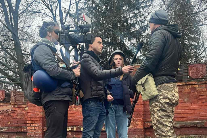 Kameramen Pierre Zakrzewski dan produser Oleksandra Kuvshynova meninggal, sementara koresponden Benjamin Hall terluka ketika kendaraan mereka dihantam tembakan di Horenka, Senin, 14 Maret 2022. 