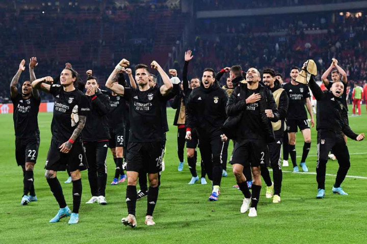 Para pemain benfica meluapkan kegembiraan usai memastikan diri lolos ke babak perempat final Liga Champions, Rabu, 16 Maret 2022 dini hari WIB.
