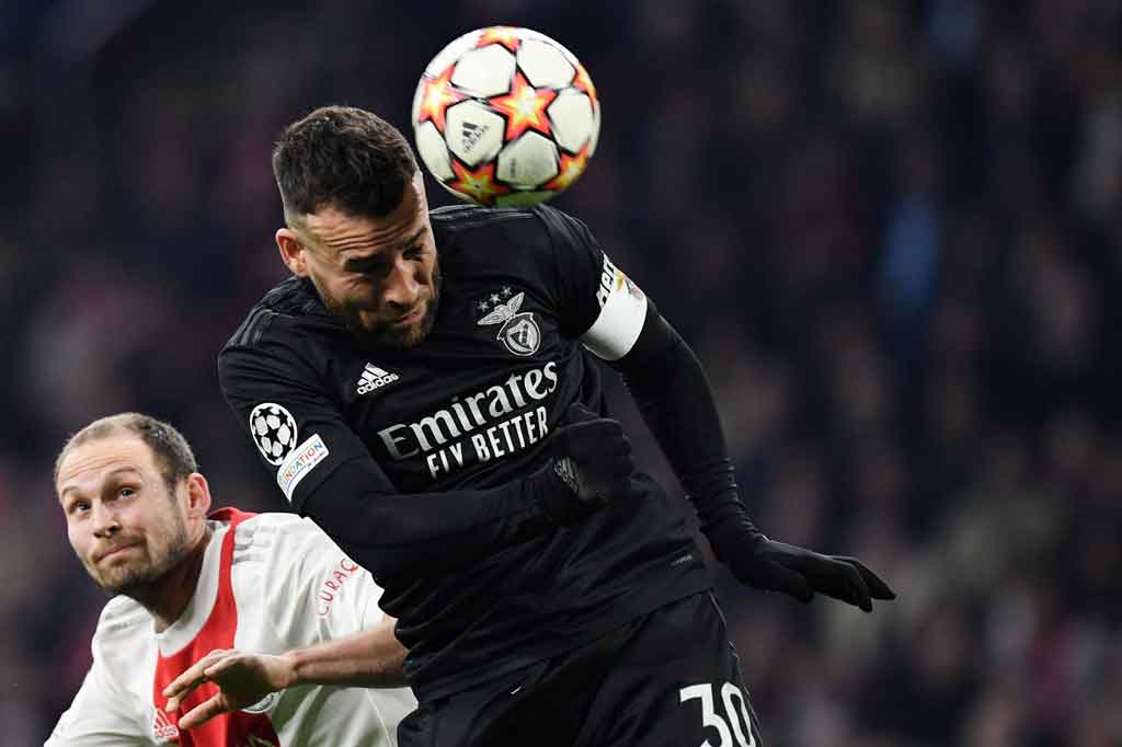 Kinerja kuartet lini belakang Benfica yang dihuni Gilberto, Nicolas Otamendi, Jan Vertonghen dan Grimaldo tampil solid dengan mementahkan beberapa peluang Ajax yang memiliki penguasaan bola lebih dari 68 persen.