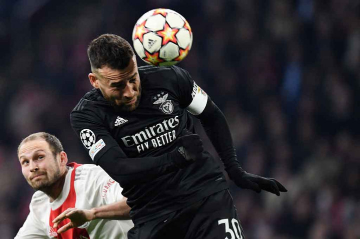Kinerja kuartet lini belakang Benfica yang dihuni Gilberto, Nicolas Otamendi, Jan Vertonghen dan Grimaldo tampil solid dengan mementahkan beberapa peluang Ajax yang memiliki penguasaan bola lebih dari 68 persen.