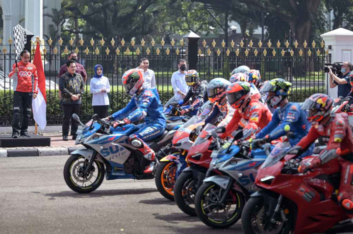 Presiden Joko Widodo (kiri) didampingi Menteri BUMN Erick Thohir (kedua kiri), Dirut Pertamina Nicke Widyawati (tengah), Dirut ITDC Abdulbar M Mansoer (keempat kiri) dan mantan Menparekraf Wishnutama melepas parade pembalap MotoGP di depan Istana Merdeka, Jakarta, Rabu, 16 Maret 2022.