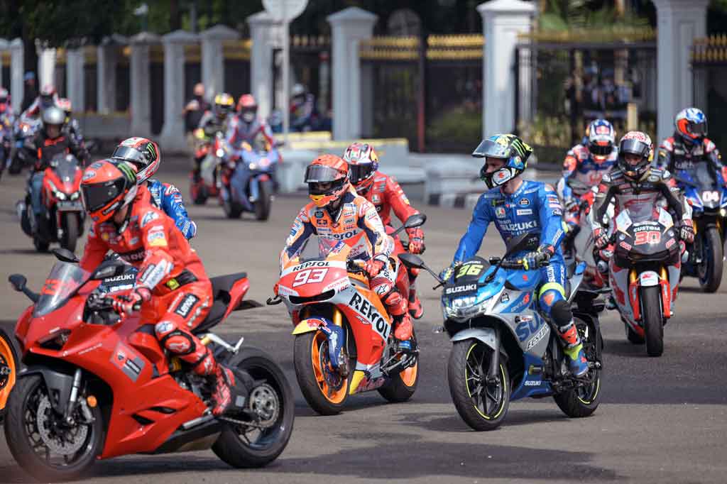 Parade dimulai dari depan Istana Merdeka dan berakhir di Hotel Kempinski, Jakarta Pusat. Warga sangat antusias menyaksikan parade di sepanjang jalan yang dilewati para pembalap.