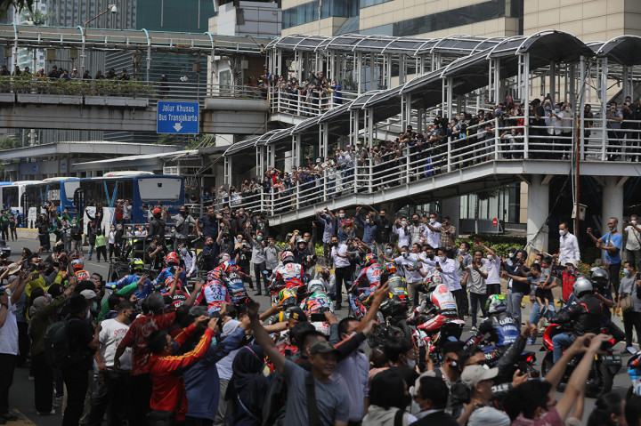 Warga antusias menyambut pembalap MotoGP yang mengikuti parade di kawasan Jalan M.H.Thamrin, Jakarta, Rabu, 16 Maret 2022.