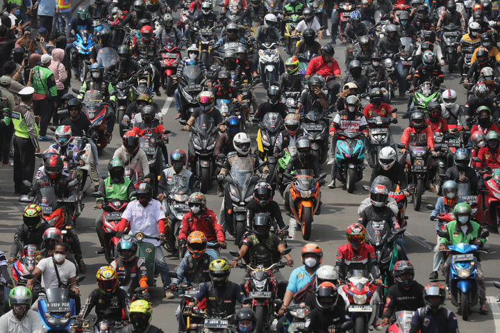 Iring-iringan motor dari berbagai klub motor mengikuti pembalap MotoGP saat parade di kawasan Jalan M.H.Thamrin, Jakarta, Rabu, 16 Maret 2022.