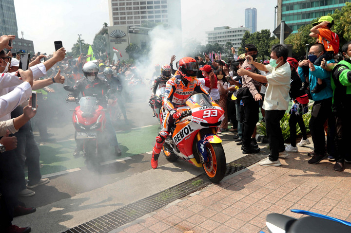 Sebanyak 20 pebalap MotoGP bersama komunitas motor mengikuti parade, melintas di ruas Jalan Thamrin, Kawasan Bundaran HI, Jakarta Rabu, 16 Maret 2022.