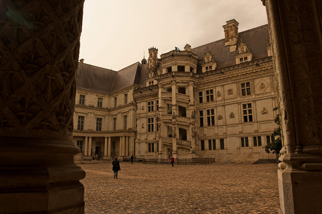 Sebuah gambar yang diambil pada 15 Maret 2022 menunjukkan pemandangan kastil Blois, Prancis tengah, saat massa udara panas dari gurun Sahara membuang debu oranye.