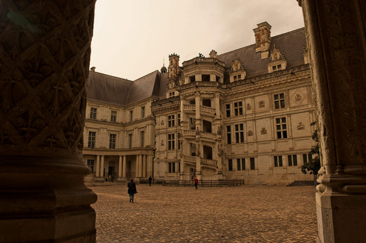 Sebuah gambar yang diambil pada 15 Maret 2022 menunjukkan pemandangan kastil Blois, Prancis tengah, saat massa udara panas dari gurun Sahara membuang debu oranye.