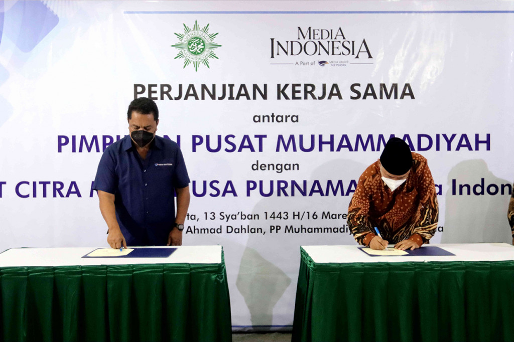 Ketua Pimpinan Pusat (PP) Muhammadiyah, Dadang Kahmad (baju batik) bersama Direktur Pemberitaan Media Indonesia (MI) Gaudensius Suhardi, menandatangani perjanjian kerjasama antara MI dengan PP Muhammadiyah, di Gedung Pusat Dakwah Muhammadiyah, Jakarta, Rabu, 16 Maret 2022.