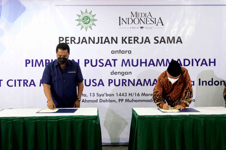 Ketua Pimpinan Pusat (PP) Muhammadiyah, Dadang Kahmad (baju batik) bersama Direktur Pemberitaan Media Indonesia (MI) Gaudensius Suhardi, menandatangani perjanjian kerjasama antara MI dengan PP Muhammadiyah, di Gedung Pusat Dakwah Muhammadiyah, Jakarta, Rabu, 16 Maret 2022.