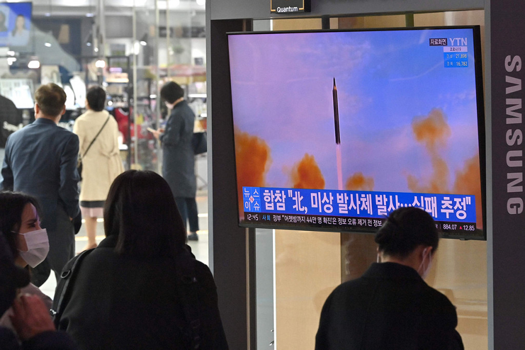 Sejumlah foto yang beredar juga menunjukkan bekas asap peluncuran proyektil berbentuk zigzag di udara. Asap merah mengepul di ujung bekas manuver tersebut.