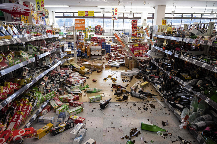 Barang-barang dagangan supermarket di Shiroishi, prefektur Miyagi berjatuhan pada 17 Maret 2022 setelah gempa Magnitudo 7,3  mengguncang Jepang timur malam sebelumnya.