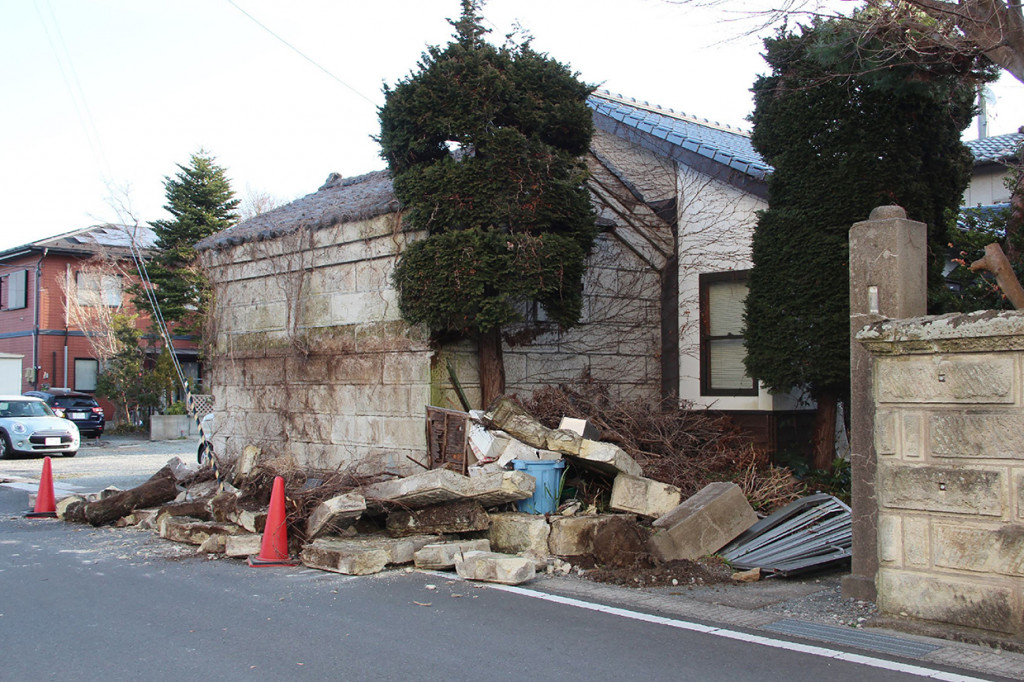 Dinding rumah yang runtuh terlihat di Soma, prefektur Fukushima pada 17 Maret 2022 setelah gempa Magnitudo 7,3 mengguncang Jepang timur malam sebelumnya.
