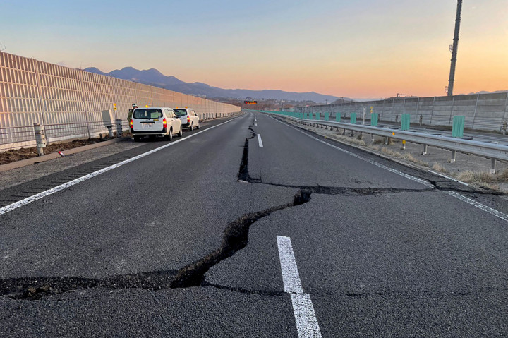 Potret retakan pada jalan yang rusak antara Kunimi IC dan Shiroishi IC di Tohoku Expressway (down line) di Shiroishi, prefektur Miyagi, setelah diguncang gempa Magnitudo 7,3 mengguncang Jepang timur malam sebelumnya.