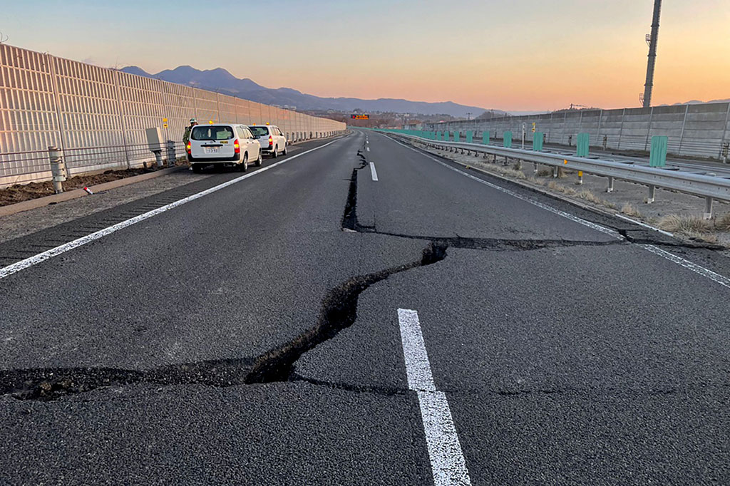 Retakan pada jalan yang rusak antara Kunimi IC dan Shiroishi IC di Tohoku Expressway (down line) di Shiroishi, prefektur Miyagi, Kamis, 17 Maret 2022, setelah diguncang gempa berkekuatan 7,3 timur Jepang pada malam sebelumnya.