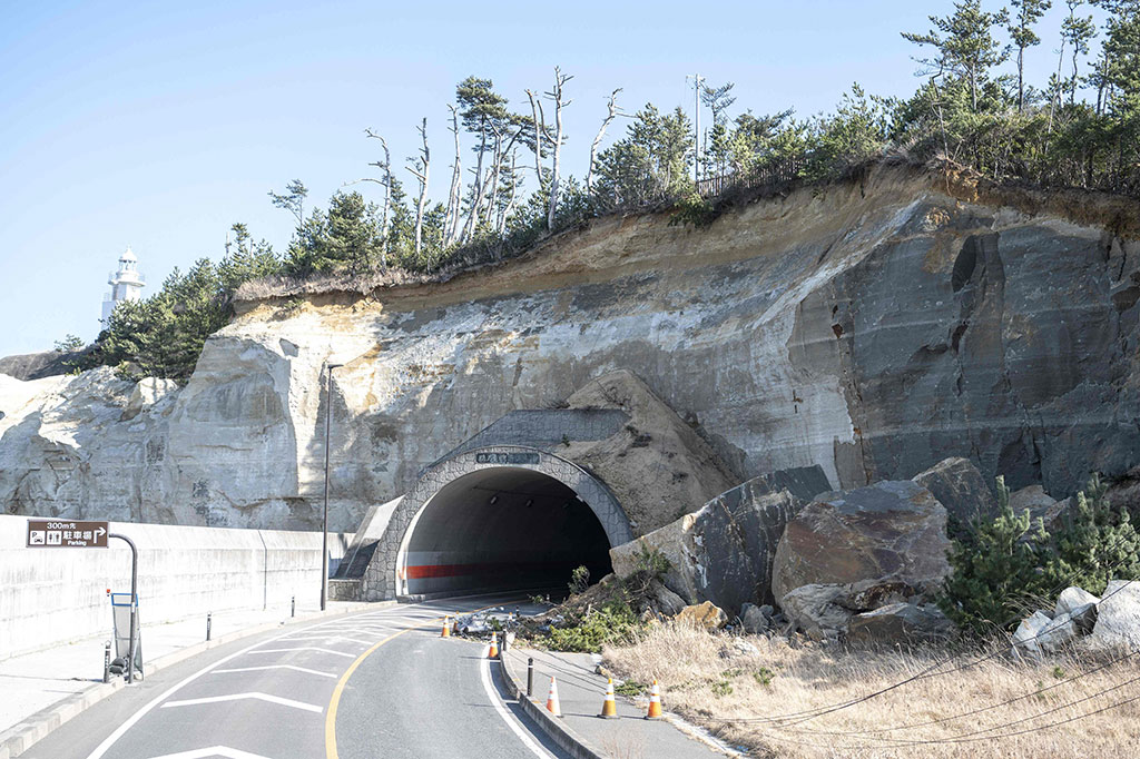 Peringatan tsunami untuk gelombang hingga satu meter (tiga kaki) di beberapa bagian timur laut Jepang dicabut pada Kamis, 17 Maret 2022 dini hari, setelah pihak berwenang mencatat ketinggian air hingga 30 sentimeter lebih tinggi dari biasanya di beberapa daerah.