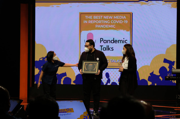 Pandemic Talk menerima penghargaan The Best New Media in Reporting Covid-19 Pandemic dalam acara Journalist Day 2022, Kamis, 17 Maret 2022.
