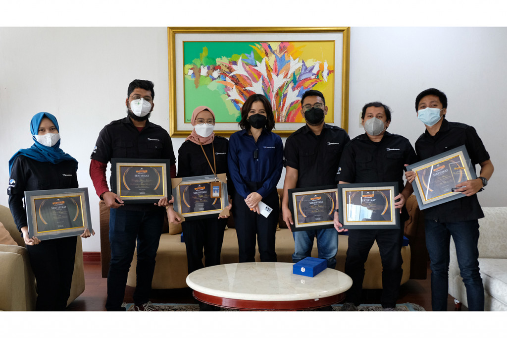 CEO Medcom.id Kania Sutisnawinata berfoto bersama para peraih penghargaan Journalist Day 2022 dari Medcom.id.