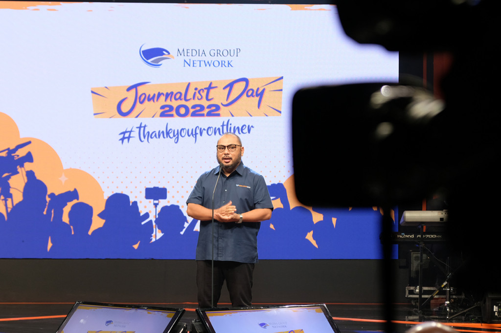 Jurnalis Medcom Fajar Nugraha dan Candra Yuri Nuralam mendapat penghargaan dalam Journalist Day 2022.