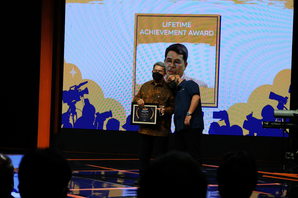 CEO Media Group Muhammad Mirdal Akib memberikan penghargaan Lifetime Achievement kepada Elman Saragih dalam acara Journalist Day 2022, Kamis, 17 Maret 2022.