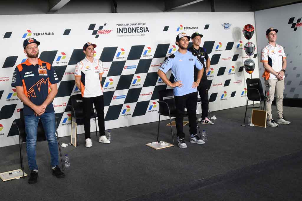 Para pembalap merasakan atmosfer yang berbeda dari negara-negara lain tuan rumah kejuaraan dunia MotoGP setelah tiba di Indonesia dan disambut oleh para penggemarnya yang fanatik.