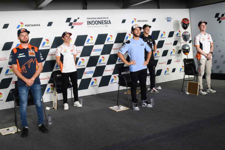 Para pembalap merasakan atmosfer yang berbeda dari negara-negara lain tuan rumah kejuaraan dunia MotoGP setelah tiba di Indonesia dan disambut oleh para penggemarnya yang fanatik.