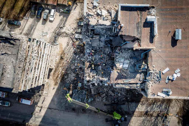 Satu orang meninggal dan tiga terluka ketika puing-puing dari roket jatuh menghantam blok apartemen di Kiev pada Kamis, 17 Maret 2022, ketika pasukan Rusia menggempur ibu kota Ukraina tersebut.