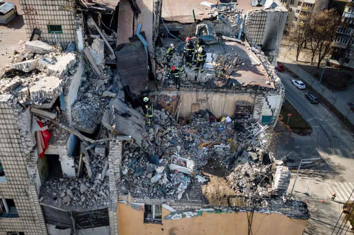 Pasukan Rusia yang berusaha mengepung Kiev telah melancarkan serangan pagi hari di kota itu selama beberapa hari berturut-turut, membuat penduduk yang trauma dan semakin gelisah.