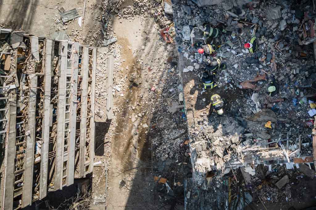 Wartawan AFP di tempat kejadian menyatakan, tepi atas blok bergaya Soviet tersebut sebagian hancur dan sebuah apartemen di lantai atas hancur.