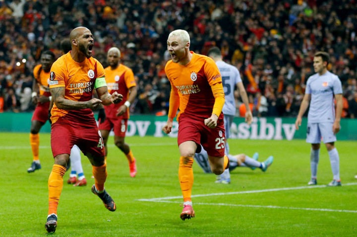 Tuan rumah memecahkan kebuntuan pada menit ke-28. Marcao mencatatkan namanya di papan skor setelah menanduk bola hasil sepak pojok Alexandre Cicaldau. Skor menjadi 1-0.