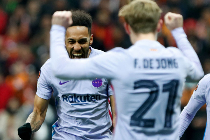 Empat menit setelah jeda, Barcelona berhasil membalikkan keadaan lewat tendangan Aubameyang setelah memanfaatkan assist De Jong dalam situasi kemelut di depan gawang Galatasaray. Tim tamu berbalik unggul 2-1.