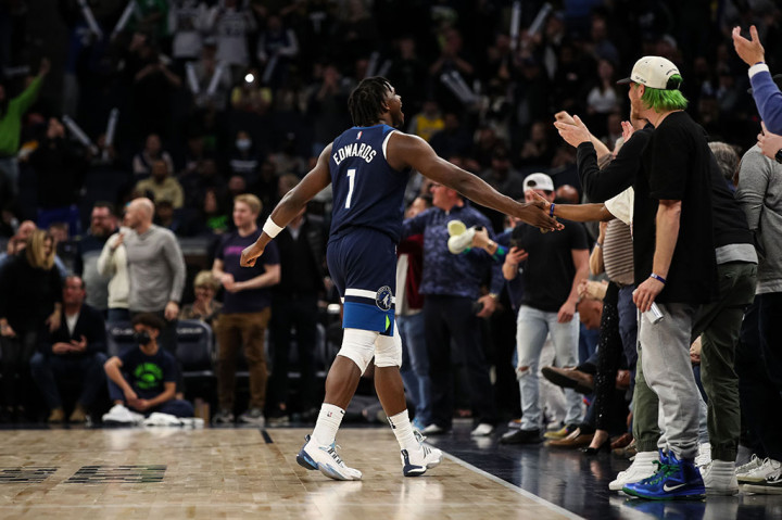 Minnesota Timberwolves membuat Los Angeles Lakers semakin terseok-seok memasuki pekan-pekan terakhir musim reguler NBA 2021/22, setelah menang meyakinkan 124-104 di Target Center, Minneapolis, Kamis, 17 Maret 2022 WIB.