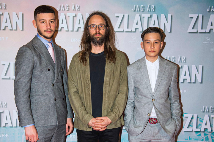 Aktor Granit Rushiti yang memerankan sosok Ibrahimovic saat menginjak usia 17-23 tahun, sutradara Swedia Jens Sjogren dan aktor Dominic Bajraktari Andersson yang memerankan Ibra saat berusia 11-13 tahun berpose saat mereka tiba untuk pemutaran perdana film 'I Am Zlatan'.