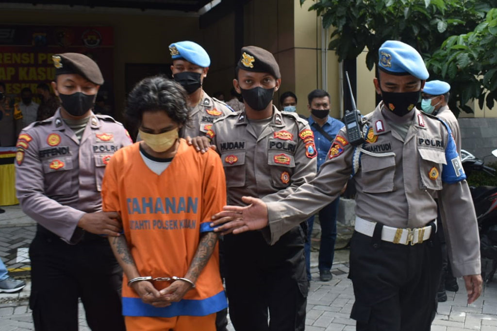 Aparat Satreskrim Polresta Sidoarjo bersama Polsek Krian, Jawa Timur menangkap seorang pria karena kedapatan membuat sekaligus mengedarkan uang palsu. A, 41, yang hanya belajar otodidak dari youtube, bisa mencetak uang palsu dari kertas HVS berupa lembaran 20 ribu, 50 ribu, dan 100 ribu.