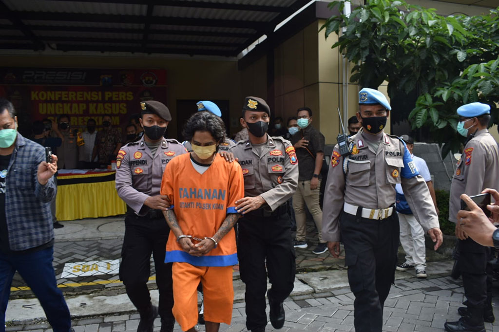 Selama lima bulan terakhir tersangka A berhasil mengedarkan 300 juta uang palsu. Dari transaksi tersebut, dia mendapatkan keuntungan uang asli Rp100 juta. 