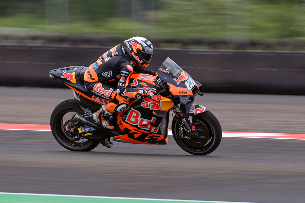 Miguel Oliveira dari tim KTM berada di peringkat kedua dengan selisih 0,044 detik dari Espargaro.