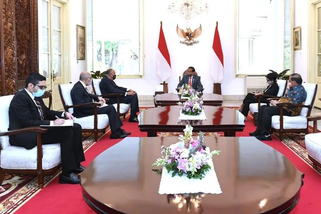 Jokowi juga menyampaikan pesan kepada Menlu Shoukry terkait kerja sama di bidang pendidikan karena jumlah mahasiswa Indonesia yang belajar di Mesir cukup banyak