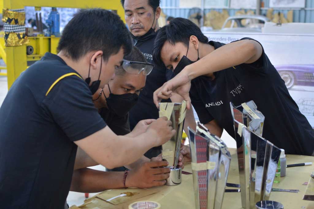 Pekerja tengah menyelesaikan pembuatan trofi untuk ajang Pertamina Grand Prix of Indonesia atau MotoGP Mandalika.