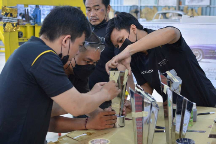 Pekerja tengah menyelesaikan pembuatan trofi untuk ajang Pertamina Grand Prix of Indonesia atau MotoGP Mandalika.