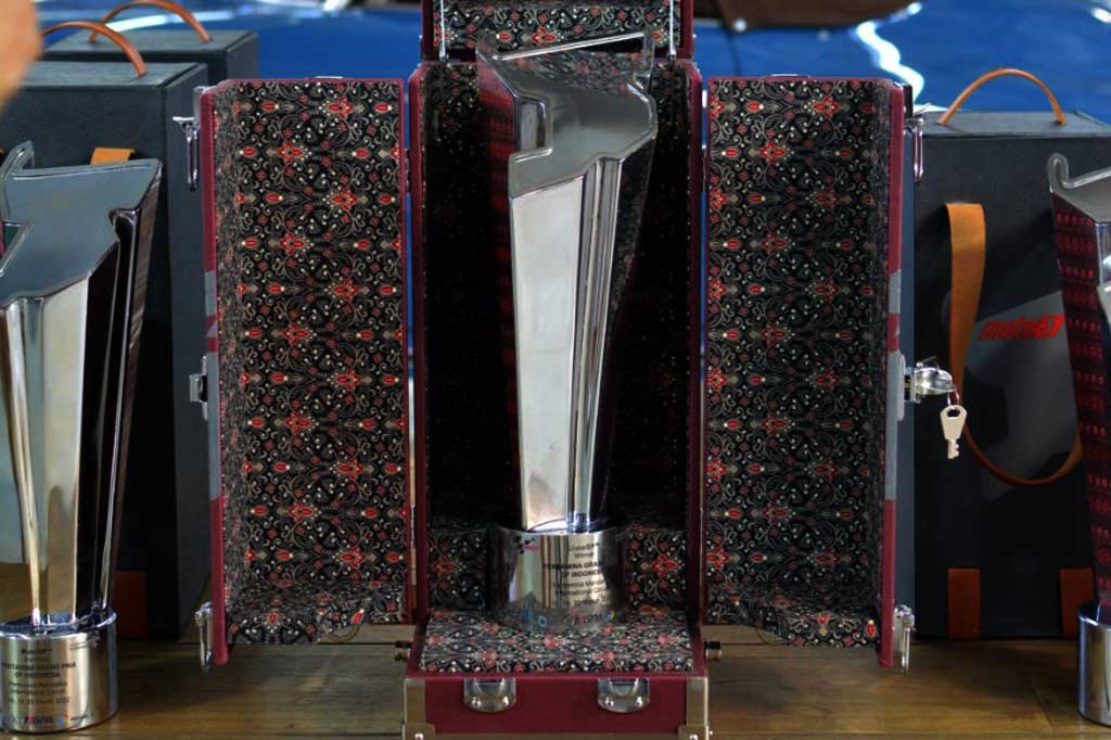 Tuksedo Studio mengambil inspirasi dari bentuk obor yang melambangkan menyalanya api kompetisi balap yang panas. Api itu juga menjadi simbol inspirasi dari bangkitnya perekonomian Indonesia, terutama pada sektor turisme yang terdampak oleh pandemi dewasa ini, dengan harapan besar agar dapat sama-sama menjaga api  obor ini tidak pernah padam.