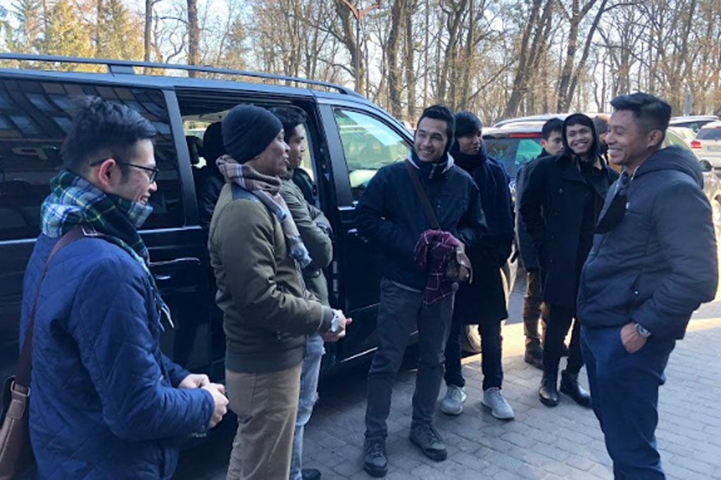 Para WNI dan Direktur Perlindungan WNI dan Badan Hukum Indonesia (PWNI dan BHI) Kementerian Luar Negeri, Judha Nugraha, saat akan menuju Warsawa, Polandia.