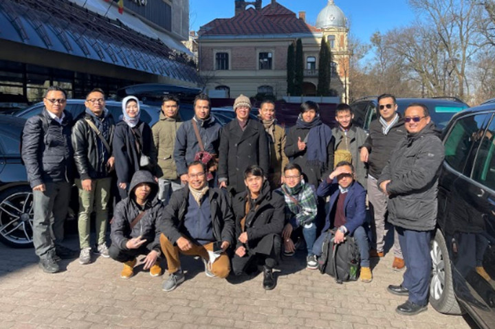 Retno menambahkan, para WNI dievakuasi melalui jalur Kiev, menuju ke Lviv dan menyeberang ke wilayah Polandia. 