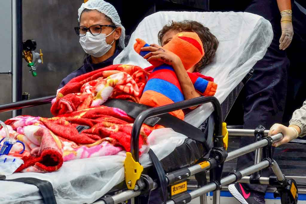 Glauco, 7, tiba di sebuah rumah sakit, di Manaus, negara bagian Amazonas, Brasil, pada 17 Maret 2022, setelah hilang bersama saudaranya di hutan hujan Amazon selama 25 hari.