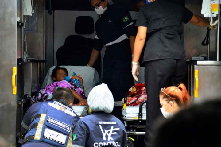 Glauco bersama Gleison, anak-anak pribumi Brasil berusia tujuh dan sembilan telah ditemukan selamat setelah bertahan hidup selama 25 hari di hutan hujan Amazon, tempat mereka makan buah dan minum air hujan untuk tetap hidup.