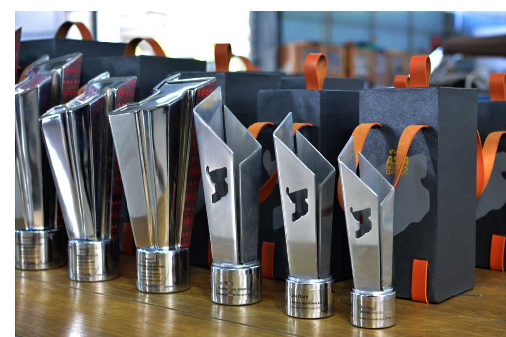 Indonesia Tourism Development Corporation (ITDC) sebagai penyelenggara menunjuk Tuksedo Studio yang berlokasi di Gianyar, Bali untuk membuat trofi MotoGP Mandalika.