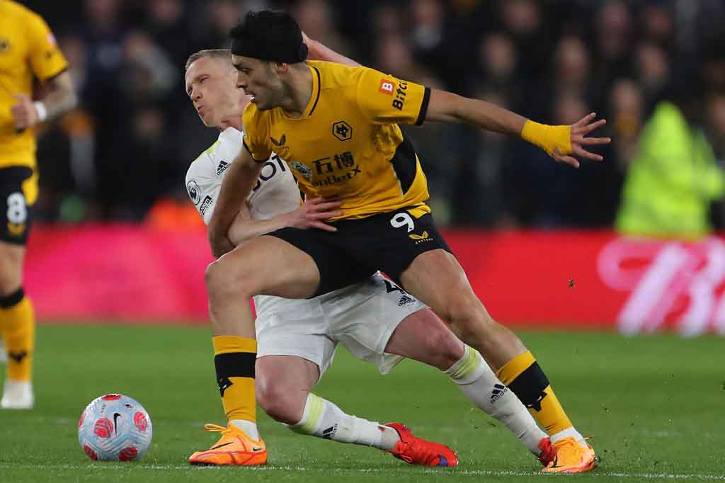 Laga kedua kesebelasan berjalan menarik sejak wasit meniup peluit tanda pertandingan dimulai. Tuan rumah berinisiatif melakukan serangan terlebih dahulu.