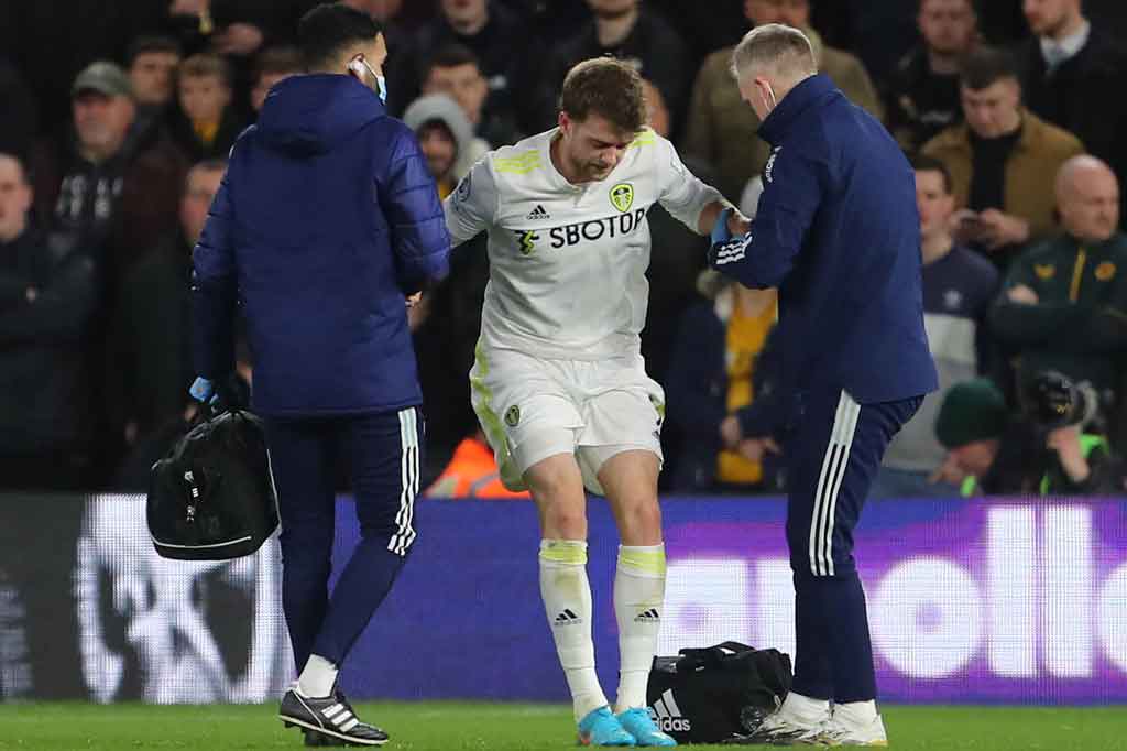 Wolves berbalik ditekan setelah Ruben Neves terpaksa keluar karena cedera. Sementara Leeds juga mengalami pukulan besar ketika Patrick Bamford harus mengakhiri pertandingan secara prematur karena dilanggar pemain Wolves.  